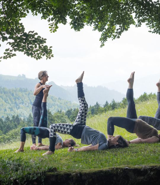 Vinyasa Flow Yoga in den Bergen
